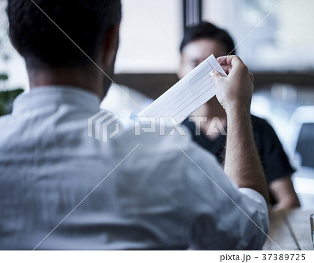 面接をする男性 37389725