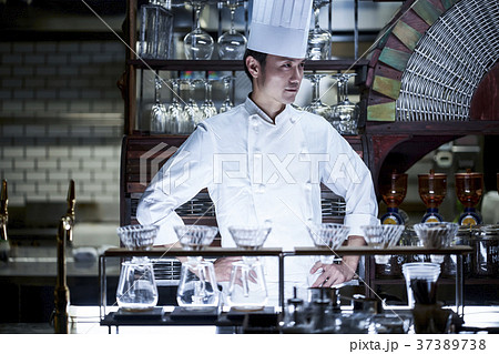 レストランに立つシェフ 37389738