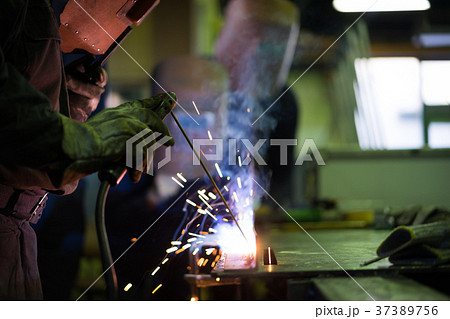 町工場　溶接工 37389756