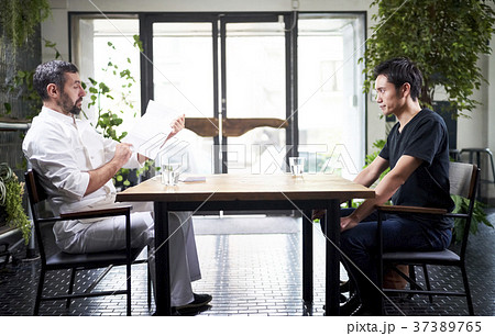レストランの面接 レストランの面接 37389765