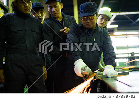 町工場　労働者 37389782