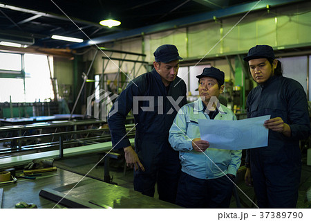 町工場 労働者の研修の写真素材