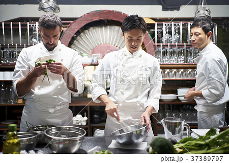 キッチンで調理するシェフ 37389797