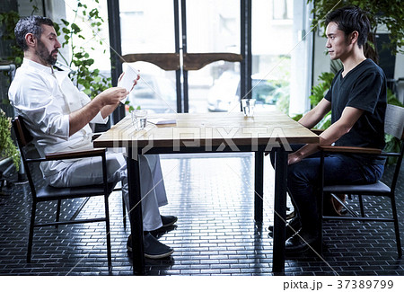 レストランの面接 37389799