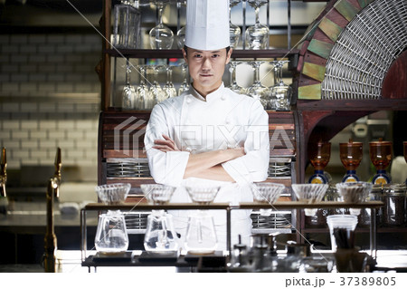 レストランに立つシェフ レストランに立つシェフ 37389805