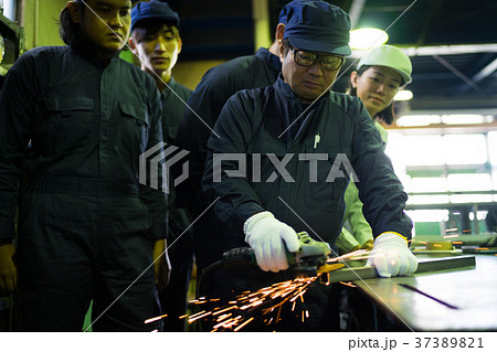町工場　労働者の研修 37389821