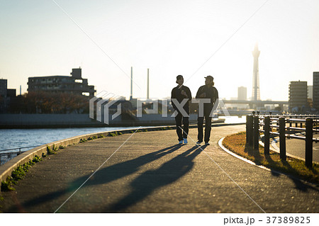 労働者の休憩　夕方 37389825