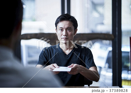 面接をする男性 37389828