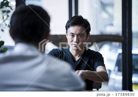 面接をする男性 37389830
