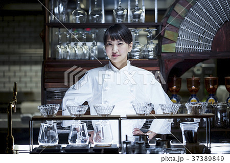 レストランに立つシェフ レストランに立つシェフ 37389849