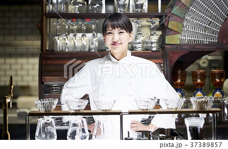 レストランに立つシェフ レストランに立つシェフ 37389857