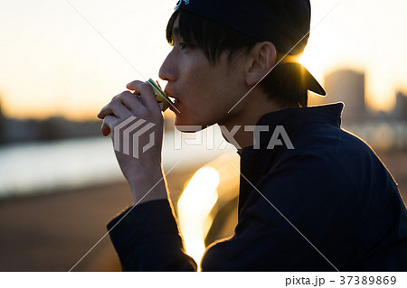 労働者の休憩　夕方 37389869