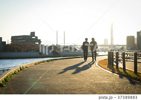 労働者の休憩　夕方 37389883