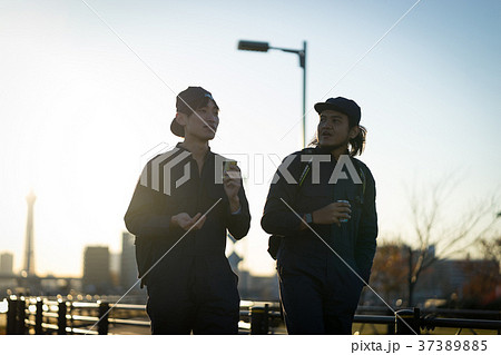 労働者の休憩　夕方 37389885