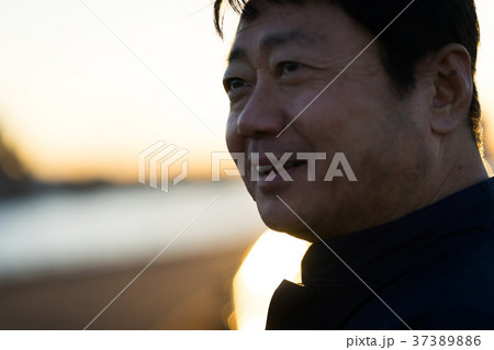 労働者の休憩 夕方 労働者の休憩 夕方 37389886