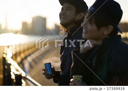 労働者の休憩 夕方 労働者の休憩 夕方 37389916