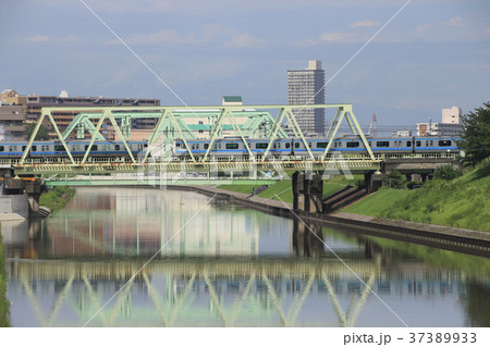 増水した新河岸川と離合する京浜東北線 37389933