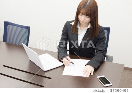 スーツの日本人女性 スーツの日本人女性 37390492