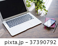 ノートパソコンのある机 37390792