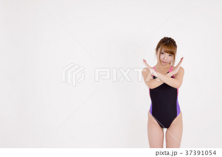 競泳水着の女性の写真素材