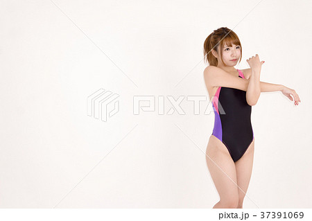 競泳水着の女性の写真素材