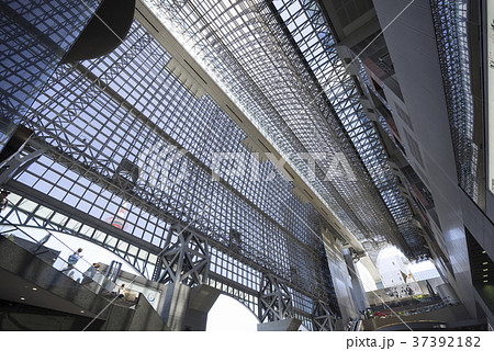 4000枚のガラスを使用した外観と大屋根で覆う広々とした吹き抜けが特徴の京都駅舎の写真素材 4000枚のガラスを使用した外観と大屋根で覆う広々とした吹き抜けが特徴の京都駅舎の写真素材