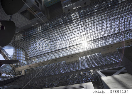 4000枚のガラスを使用した外観と大屋根で覆う広々とした吹き抜けが特徴の京都駅舎 4000枚のガラスを使用した外観と大屋根で覆う広々とした吹き抜けが特徴の京都駅舎 37392184