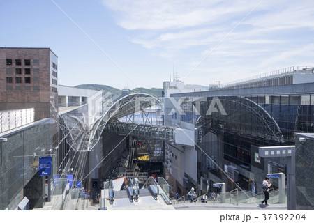 4000枚のガラスを使用した外観と大屋根で覆う広々とした吹き抜けが特徴の京都駅舎の写真素材 4000枚のガラスを使用した外観と大屋根で覆う広々とした吹き抜けが特徴の京都駅舎の写真素材