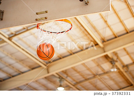 バスケットボールと体育館の写真素材