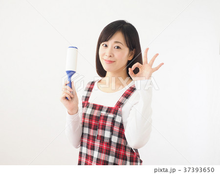 笑顔でコロコロを持つ女性 37393650