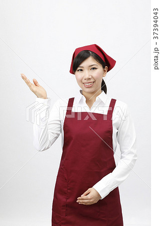 エンジ色のエプロンを着た女性スタッフ 37394043