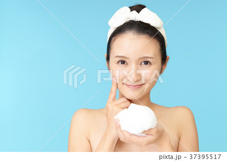 洗顔をする女性 37395517