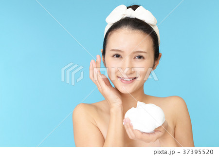 洗顔をする女性 37395520