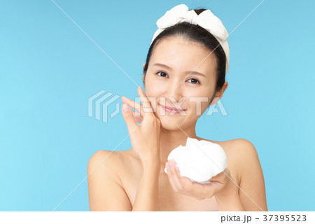 洗顔をする女性 37395523