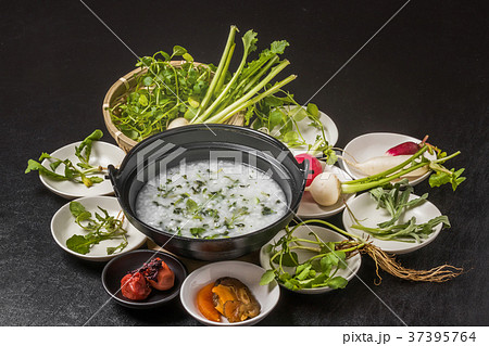 山菜粥　七草粥　Wild grass porridge Japanese food 37395764