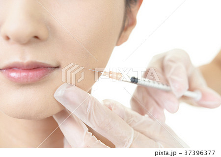 美容注射を受ける女性 37396377