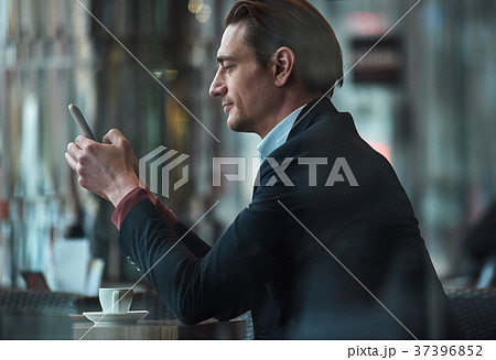 Serious male writing in phone 37396852