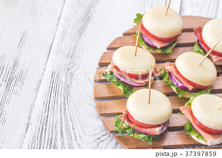 Mini cheese and prosciutto sandwiches 37397859
