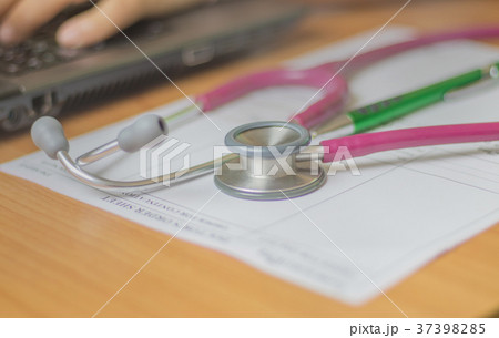 Doctors are saving the patient's treatment. 37398285