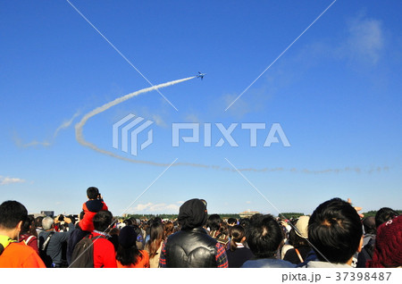 曲芸飛行と観衆 37398487