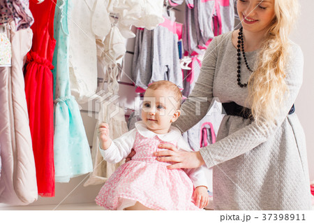 Girls out shopping for clothes Girls out shopping for clothes 37398911