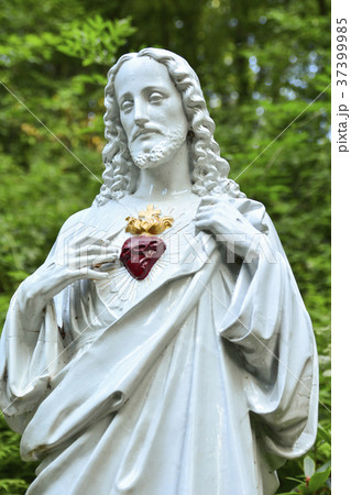 Statue of Jesus with a heart 37399985