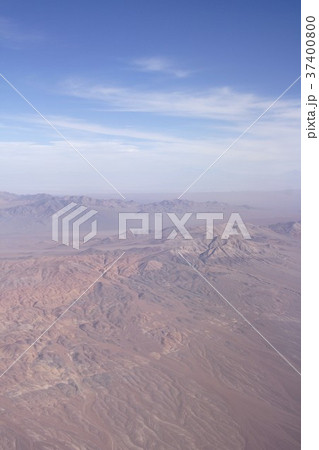 南米チリ北部、カラマ近郊の荒涼とした高原と表層の地形を上空から見る 南米チリ北部、カラマ近郊の荒涼とした高原と表層の地形を上空から見る 37400800