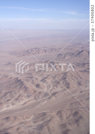 南米チリ北部、カラマ近郊の荒涼とした高原と表層の地形を上空から見る 南米チリ北部、カラマ近郊の荒涼とした高原と表層の地形を上空から見る 37400802