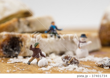 Concept Kids playing in the snow 37401734