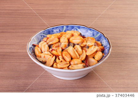 Spicy coated peanuts   37403446