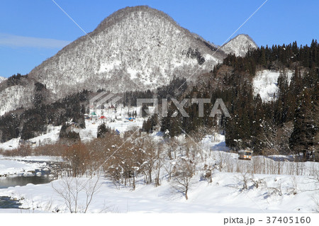 大糸線　冬晴れの姫川河畔 37405160
