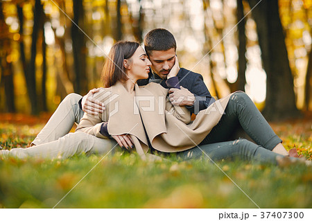 couple in the park 37407300