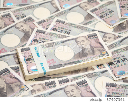 日本円の紙幣（百万円の札束と一万円札） 37407361