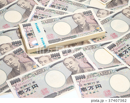 日本円の紙幣 百万円の札束と一万円札 の写真素材